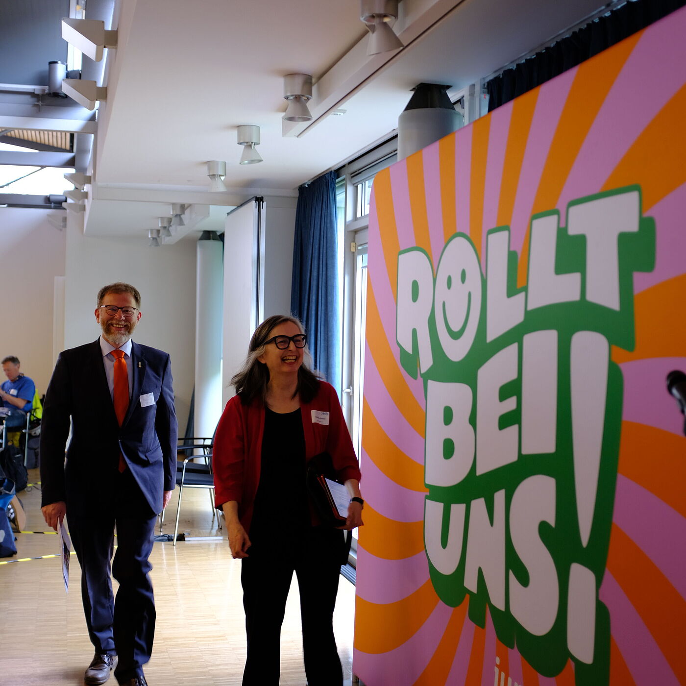 zwei Personen laufen auf die Kamera zu.