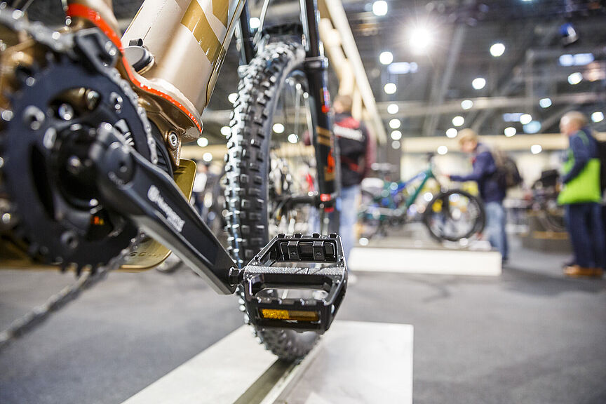 Messe-Impressionen Eine Fahrradmesse mit einem Fahrrad im Vordergrund