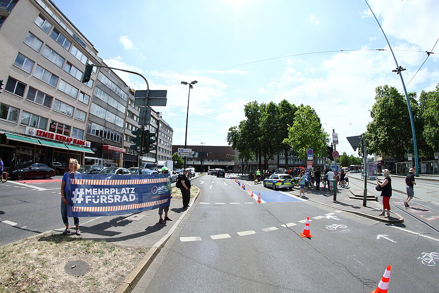 NRW.Pop-Up-Bikelane-Worringer-Platz_C-Dirk-Schmidt__4_.JPG Pop-Up-Bikelane am Worringer Platz