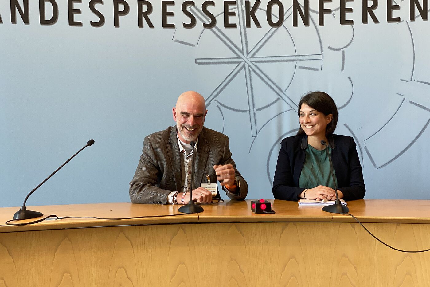 Die Landesvorsitzenden Axel Fell und Rebecca Heinz bei der Vorstellung der Ergebnisse des Fahrradklima-Tests 2022 bei Landespressekonferenz. 
