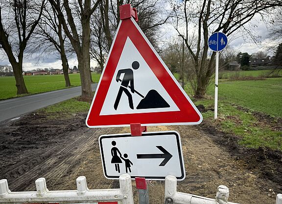Schild Baustelle an einem Radweg