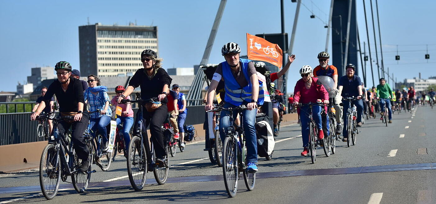 So wird es schon bald auf der Leverkusener Brücke und der Rahmedetalbrücke aussehen Rund 5.000 Radfahrende auf der Rheinkniebrücke in Düsseldorf im Mai 2022