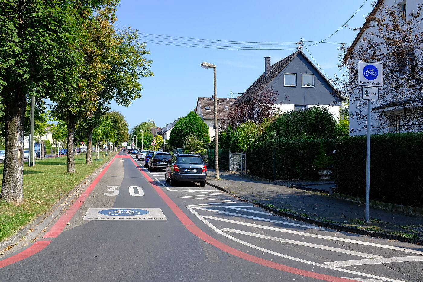 Ausgewählte Straßen im Bonner Stadtgebiet sind bereits als Fahrradstraßen gekennzeichnet und es werden noch mehr. Diese bilden die Grundlage für ein durchgängiges Netz für den Radverkehr.  Das Ministerium für Umwelt und Verkehr (MUNV, oberste Straßenverkehrsbehörde in NRW) hält den Bonner Markierungsstandard für zulässig. 