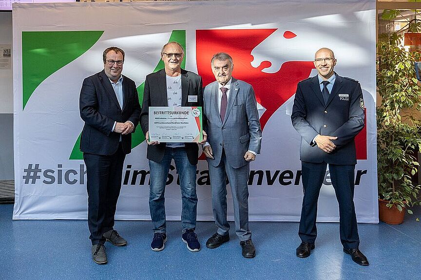 Die Beitrittsurkunde wird von NRW-Innenminister Herbert Reul und NRW-Verkehrsminister Oliver Krischer an ADFC NRW-Vorstandsmitglied Jürgen Heidenreich übergeben. Die Beitrittsurkunde wird von NRW-Innenminister Herbert Reul und NRW-Verkehrsminister Oliver Krischer an ADFC NRW-Vorstandsmitglied Jürgen Heidenreich übergeben.