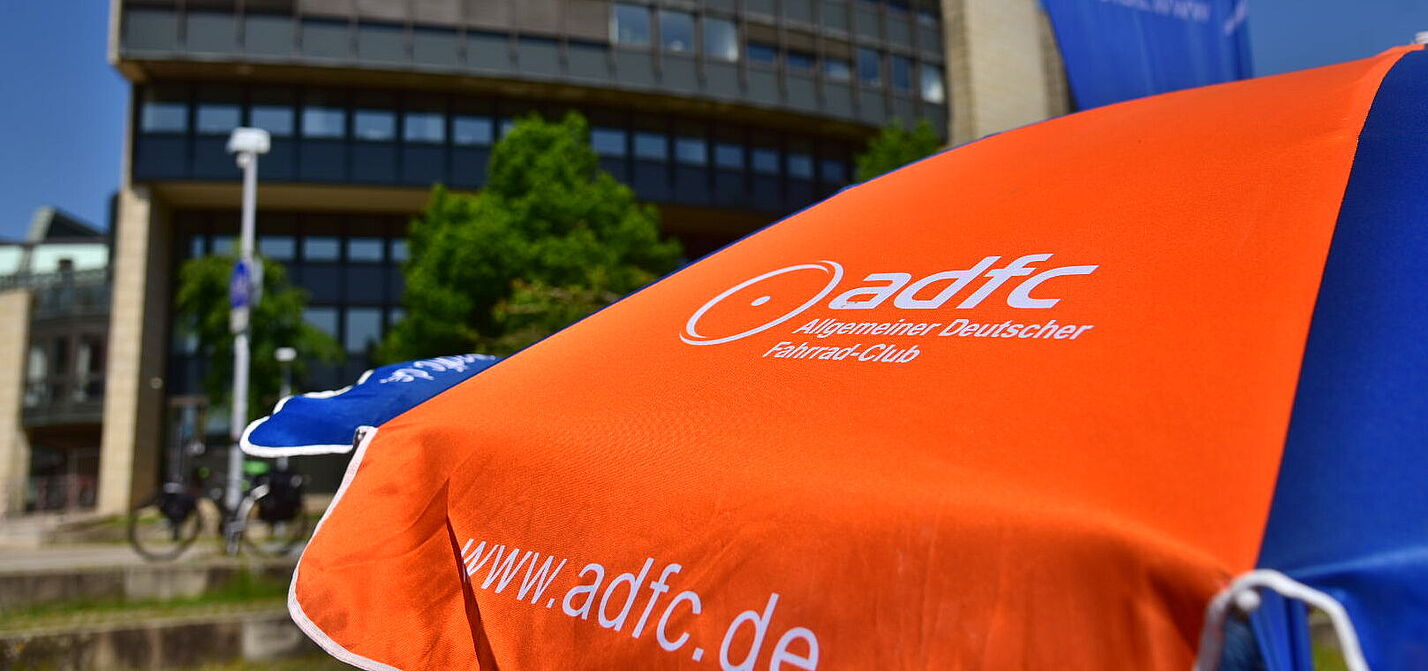 ADFC Schirm vor Landtag in Düsseldorf