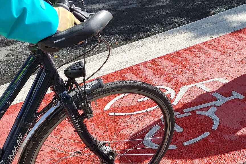 Radfahrstreifen mit roter Einfärbung. Radfahrstreifen mit roter Einfärbung.