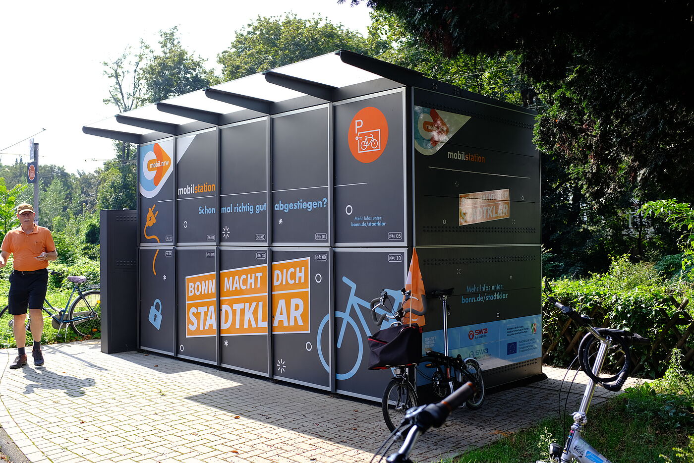 Erste Station der Exkursion in Bonn war die Mobilstation in der Kaiserstraße. Gemeinsam mit den Bonner Stadtwerken errichtet die Stadt 30 Mobilstationen in der Innenstadt. Das Angebot der Mobilstationen umfasst u.a. verschließbare Fahrradboxen, überdachte Fahrradbügel, Verleih von Lastenrädern und Luftpumpen. Nicht alle Mobilstationen sind gleich – sie unterscheiden sich in Art und Zahl der vorhandenen Serviceangebote.
