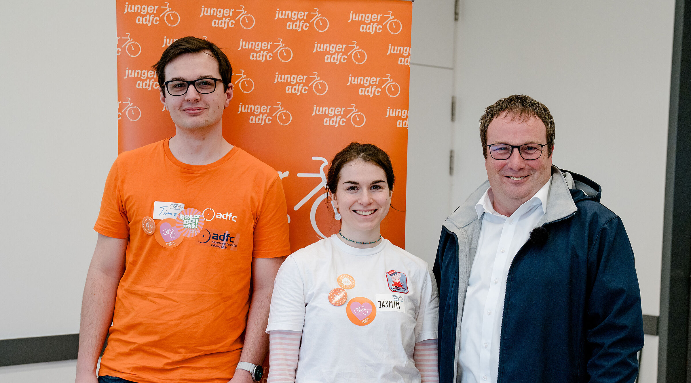 Die frisch gewählten Sprecher:innen des Jungen ADFC NRW, Timo Giese und Jasmin Azari freuen sich mit Verkehrs- und Umweltminister Oliver Krischer über eine erfolgreiche erste Landesjugendversammlung.