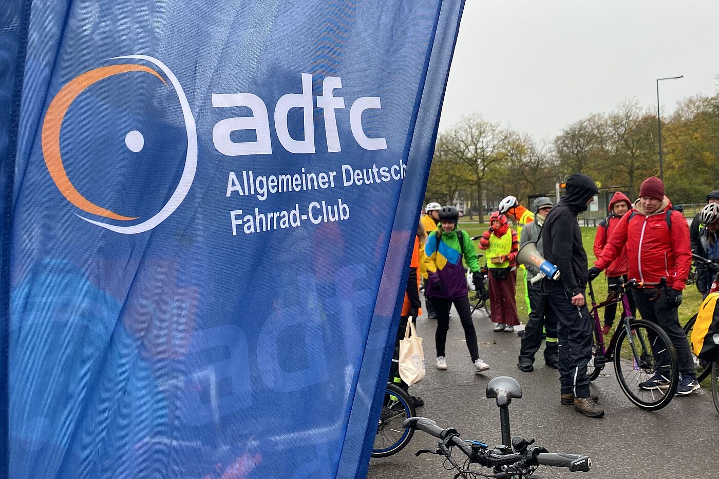 Blaue Fahne des Fahrrad-Clubs ADFC