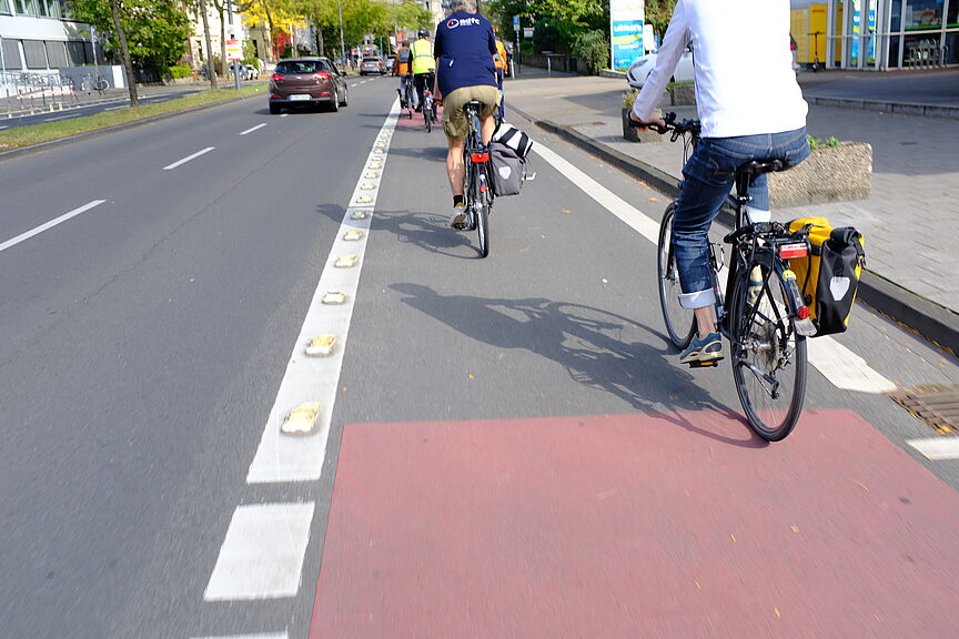 Radfahrstreifen Ringe Die Stadtverwaltung Köln wandelt auf vielen Stücken der Ringe eine Fahrspur in einen Radfahrstreifen um. Inzwischen sind weite Strecken der Ringe umgewandelt. Noch besteht aber Handlungsbedarf. Der Radverkehr hat bereits messbar zugenommen. Die an wenigen Orten eingesetzten Trennelemente erfüllen ihren Zweck (wie man unschwer erkennen kann) bisher nicht.