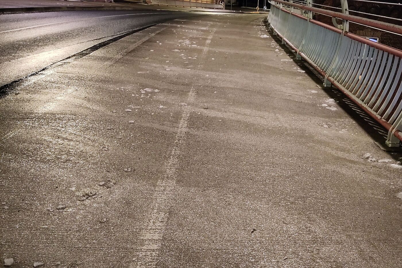 Eis auf der Boeingbrücke in Hagen-Hohenlimburg.