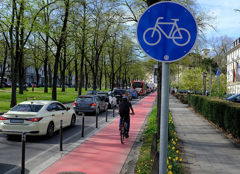 Fahrradstreifen mit baulicher Trennung in Aachen Fahrradstreifen mit baulicher Trennung in Aachen