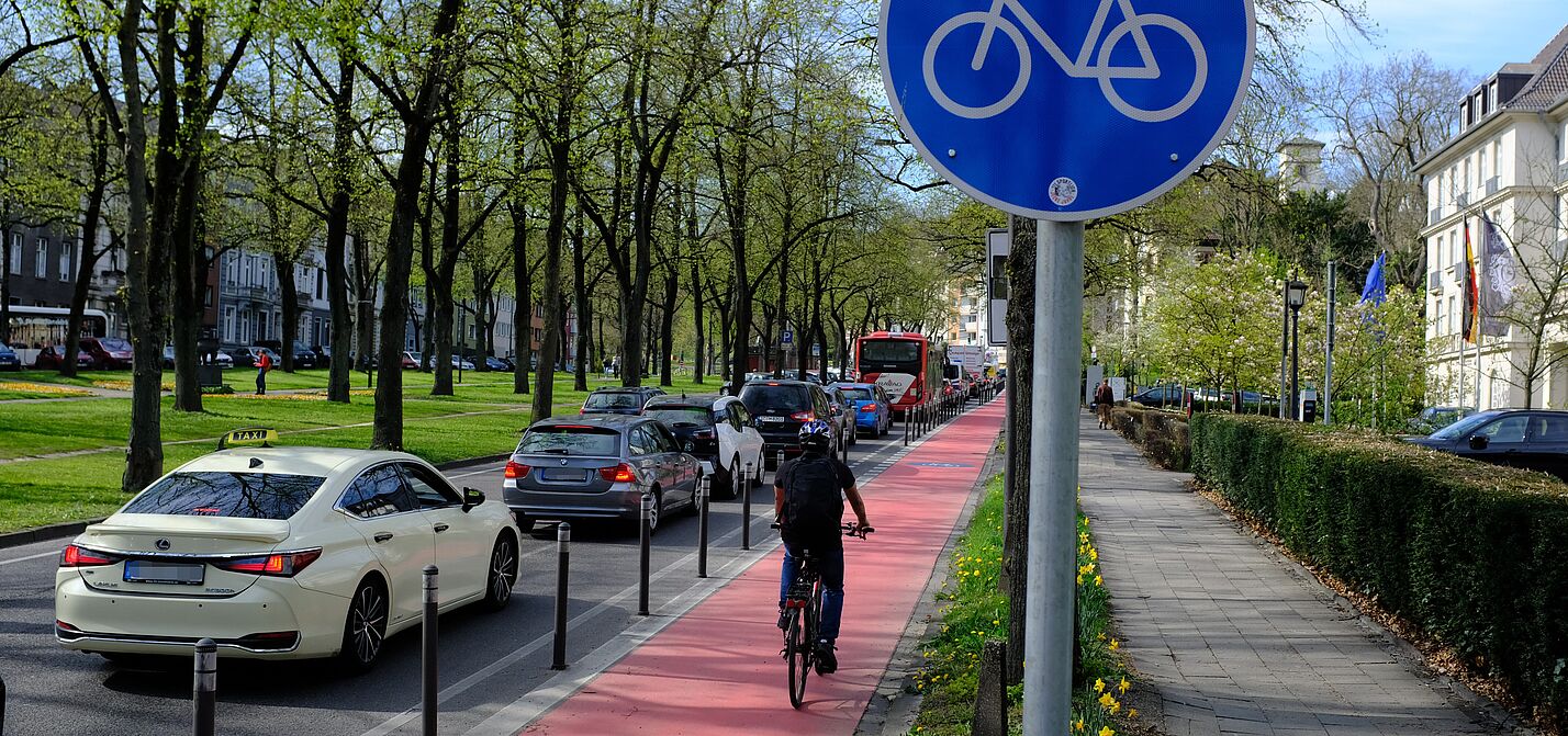 Fahrradstreifen mit baulicher Trennung in Aachen Fahrradstreifen mit baulicher Trennung in Aachen
