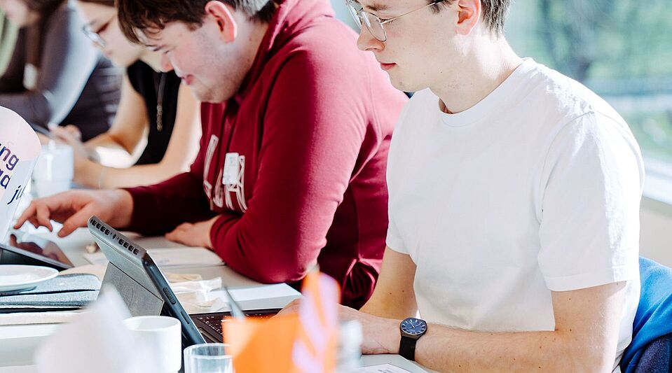 Unterlagen durchlesen Landesjugendversammlung 2026 Ein Teilnehmer liest sich Unterlagen durch für einen Wahlgang bei der Landesjugendversammlung 2026.