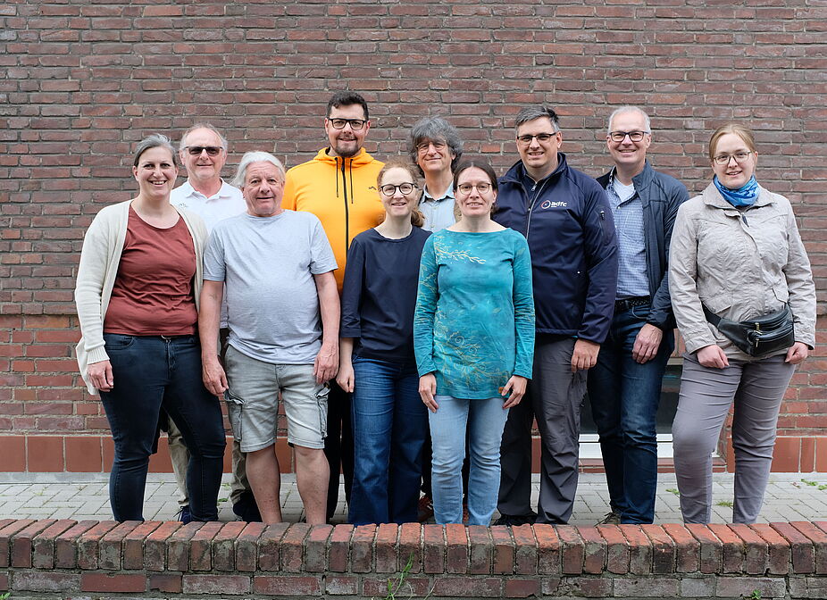 Der Landesvorstand des ADFC NRW Der Landesvorstand des ADFC NRW vor einer Backsteinmauer
