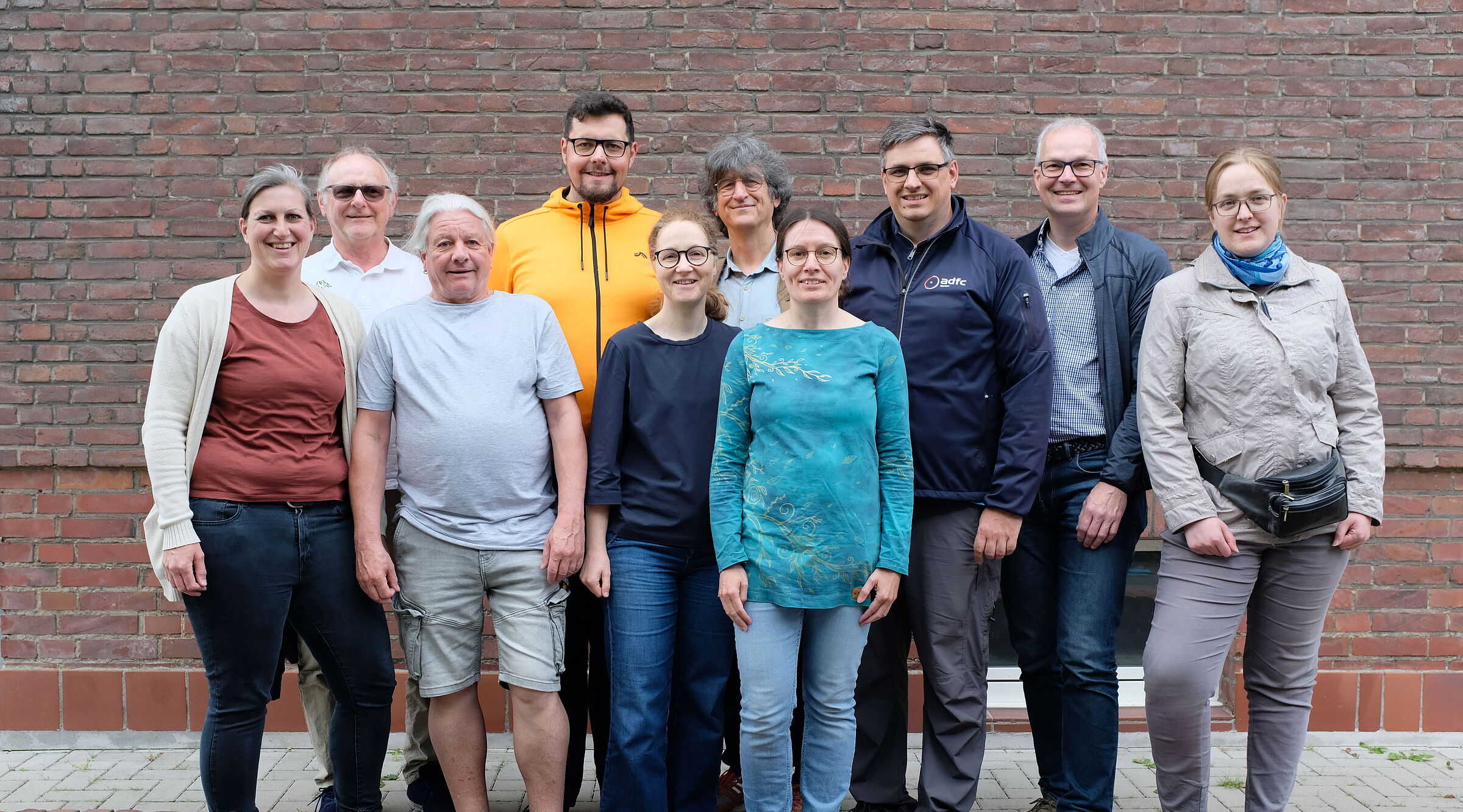 Der Landesvorstand des ADFC NRW vor einer Backsteinmauer