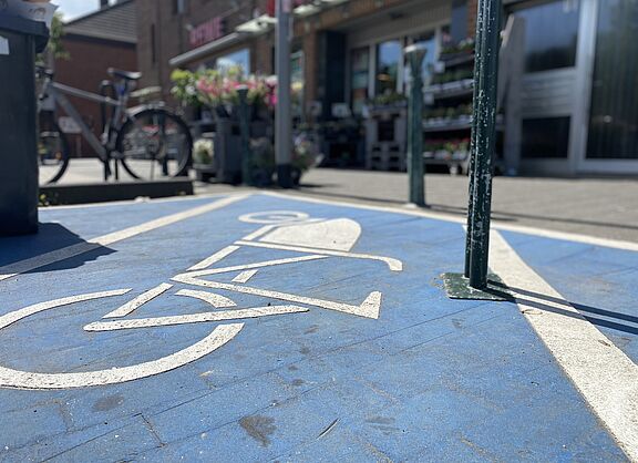 Lastenrad-Stellplätze vor einem lokalen Supermarkt in Stommeln, NRW