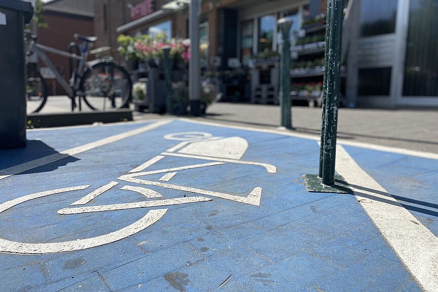 Lastenrad-Stellplätze vor Supermarkt Lastenrad-Stellplätze vor einem lokalen Supermarkt in Stommeln, NRW