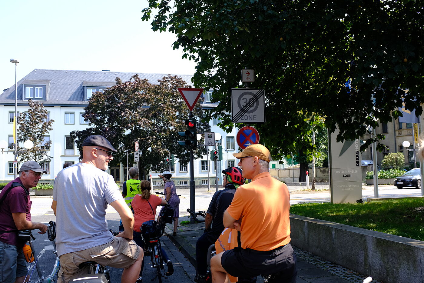 Schneller voran dank grünem Pfeil: Die Stadt installierte sukzessive für Radfahrende an dutzenden Kreuzungen Schilder mit einem grünen Abbiegepfeil. An diesen Stellen müssen Radfahrende kurz anhalten, den Verkehr einschätzen und dürfen dann trotz roter Ampel abbiegen.
