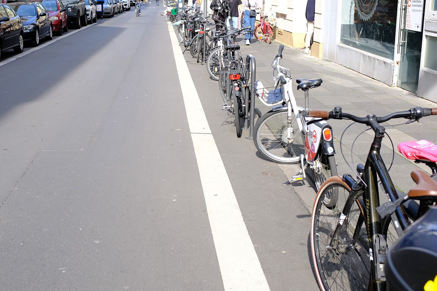 Bereits vor einigen Jahren hat die Bezirksvertretung Innenstadt den Weg für die Umsetzung eines weiteren Bausteins des Radverkehrskonzepts Innenstadt (RVKI) freigemacht und für die Umwandlung des gesamten Friesenwalls zwischen „Im Klapperhof“ und Mittelstraße (Rudolfplatz) in eine Fahrradstraße gestimmt. Es wurde auch ein Multifunktionsstreifen eingerichtet. Das Projekt hat den Deutschen Fahrradpreis gewonnen. 