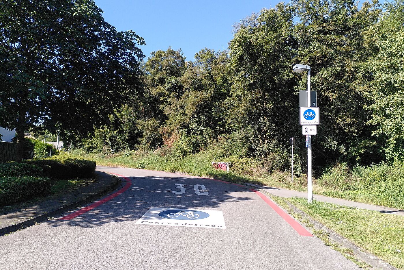Auch am Stadtrand (Auf den Steinen) wurden Fahrradstraßen in Bonn eingerichtet. 