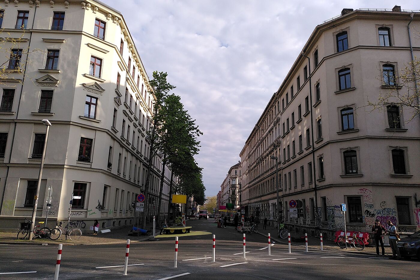 Der ADFC fordert eine deutliche Formulierung in der StVO, dass z. B. auch modale Filter zum Schutz von Flächen für den Rad- und Fußverkehr zulässig sind und dass es nicht nur um neu zu schaffende Verkehrsflächen geht („Bereitstellung"), sondern auch um bestehende, einschließlich Flächen für den ruhenden Fahrradverkehr ("Sicherung").