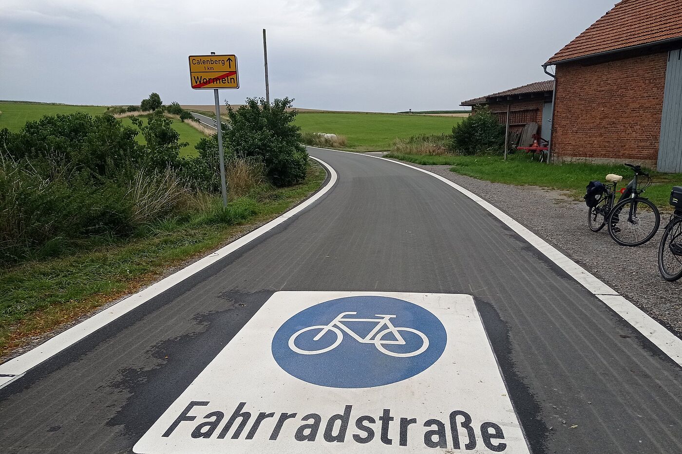 Fahrradstraße außerorts, Piktogramm