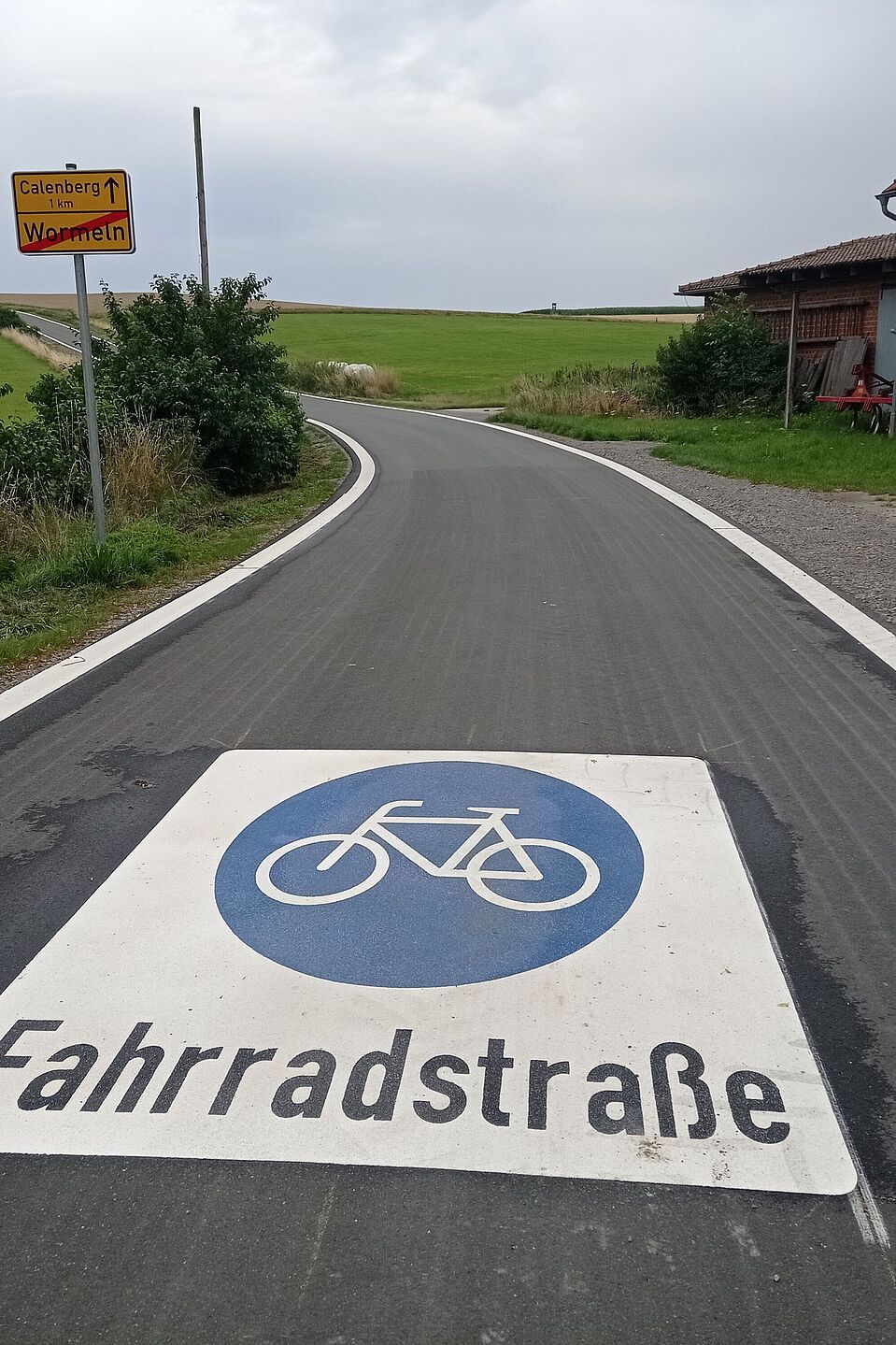 Fahrradstrasse_ausserorts__Wormeln_-Calenberg__Kreis_Hoexter__Juergen_Heidenreich_ADFC_NRW Fahrradstraße außerorts, Piktogramm