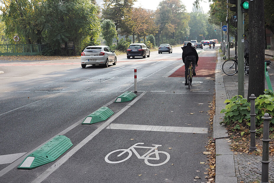 Geschützter Radstreifen geschützter Radweg