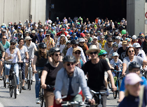 Radfahrende auf der Autobahn zur ADFC-Sternfahrt Berlin