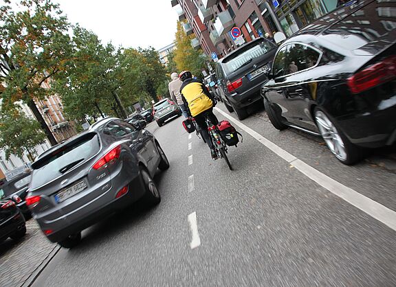 Radfahrer wird mit weniger als 1,5 überholt