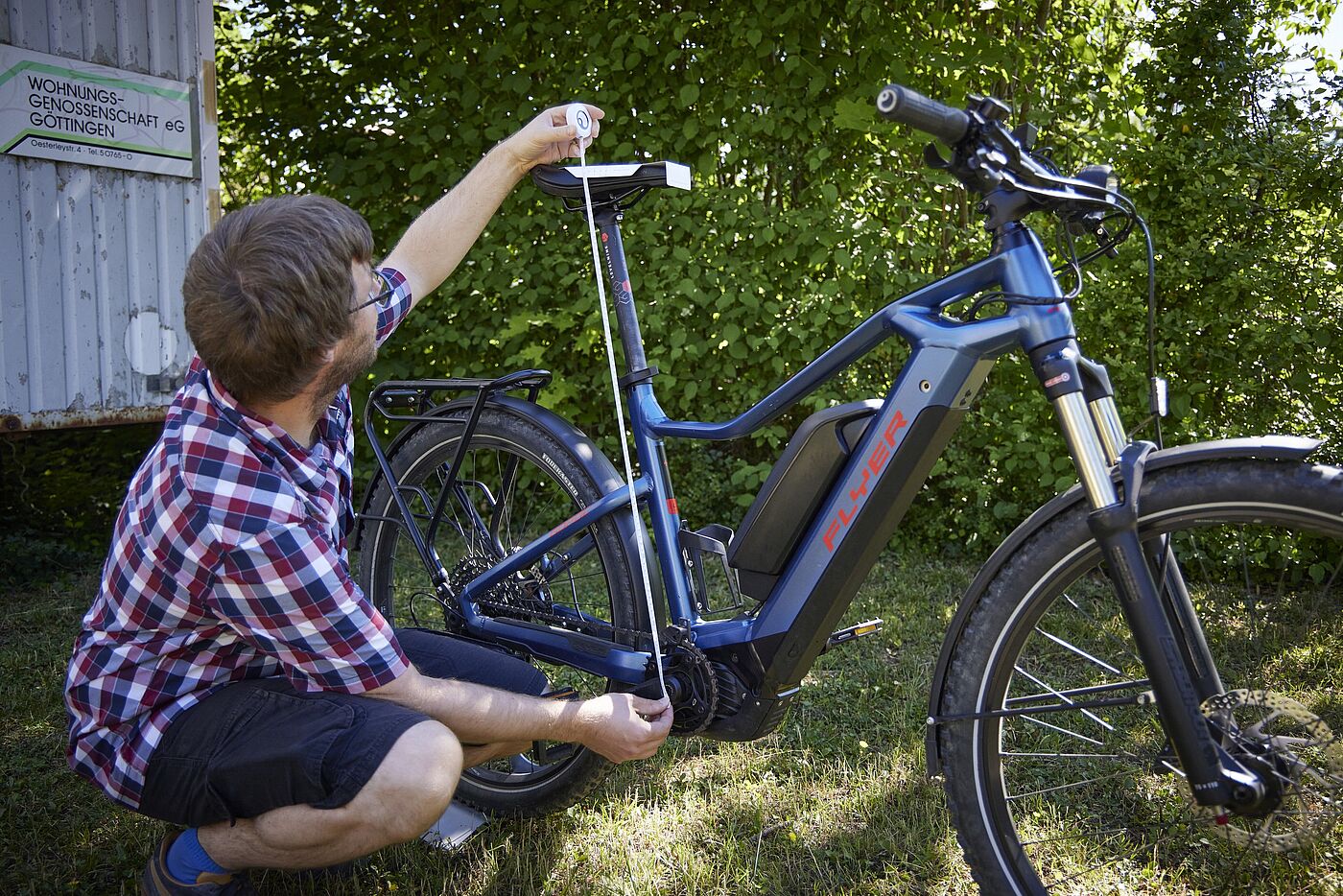 Der Abstand zwischen Sattel und Tretlager muss mit der Beinlänge korrspondieren, klar. Aber auch die Kurbellänge spielt dabei ein Rolle.