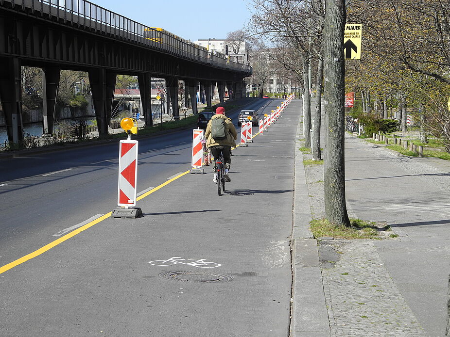 Pop-up-Radweg in Berlin  Um dem höheren Radverkehrsaufkommen in der Corona-Krise gerecht zu werden, wurde an einer vielbefahrenen Straße ohne Radweg eine Autospur in einen Radweg umgewandelt.